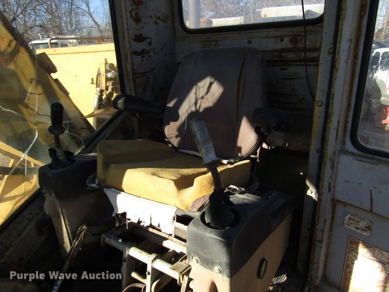 image for item DH8350 1985 Caterpillar 225 excavator