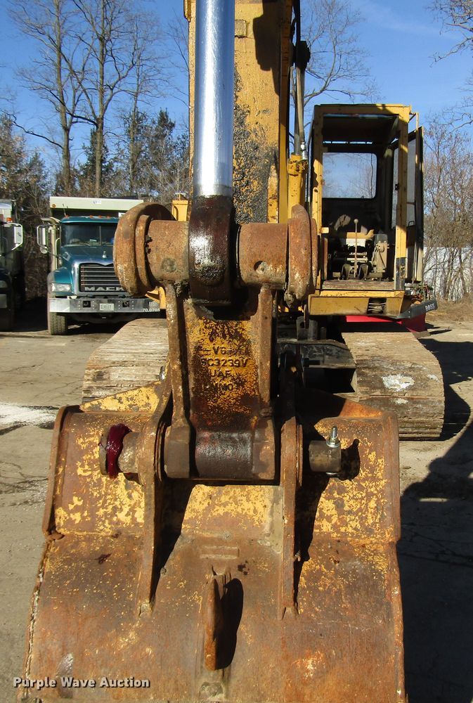 image for item DH8350 1985 Caterpillar 225 excavator