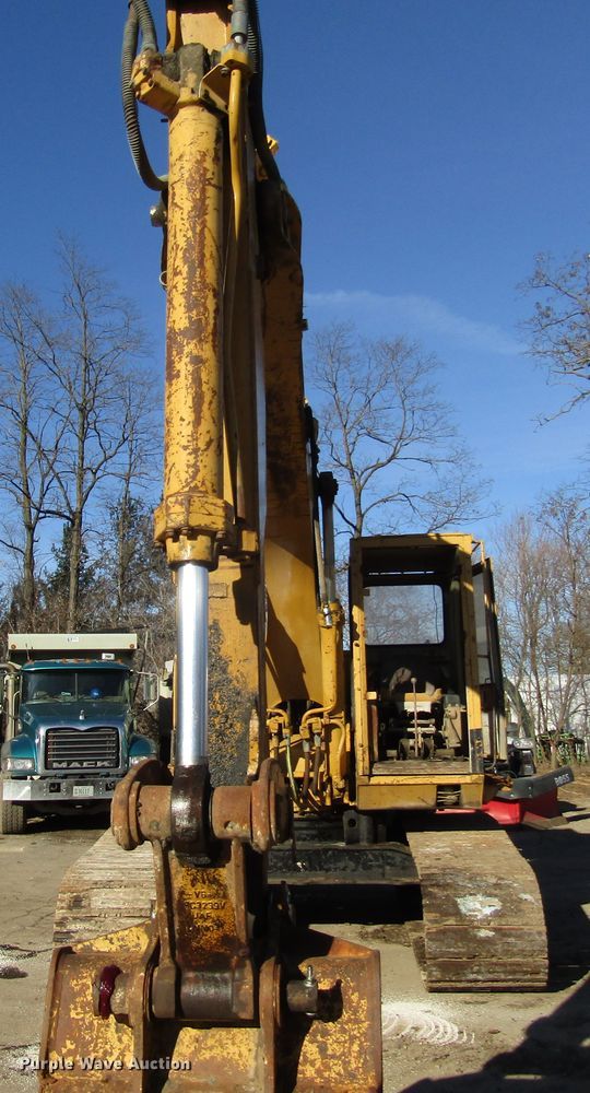 image for item DH8350 1985 Caterpillar 225 excavator