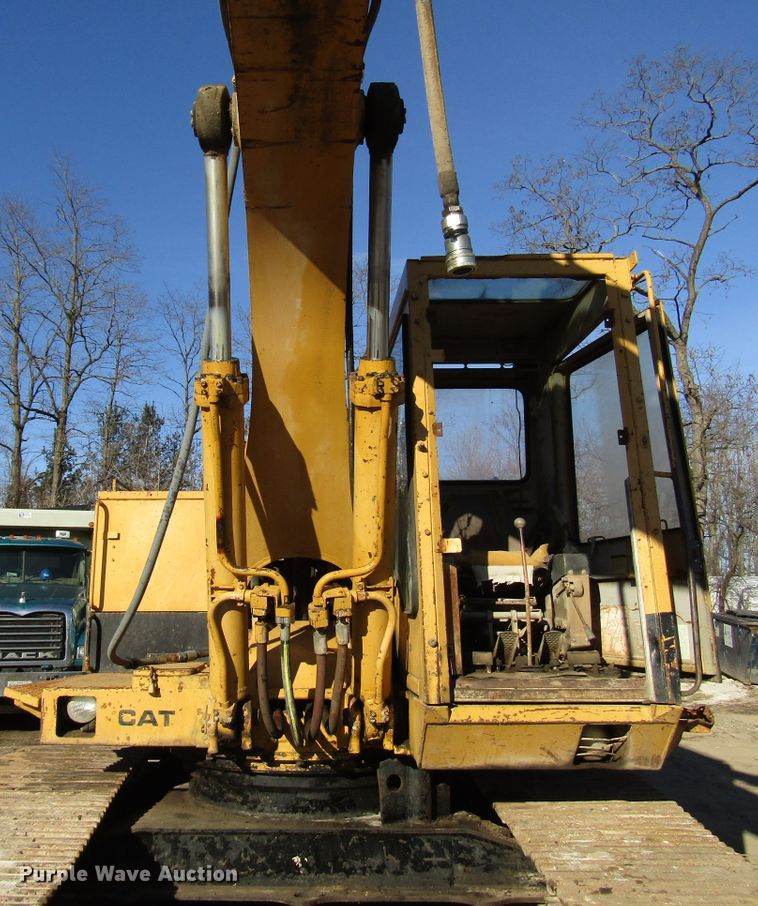image for item DH8350 1985 Caterpillar 225 excavator