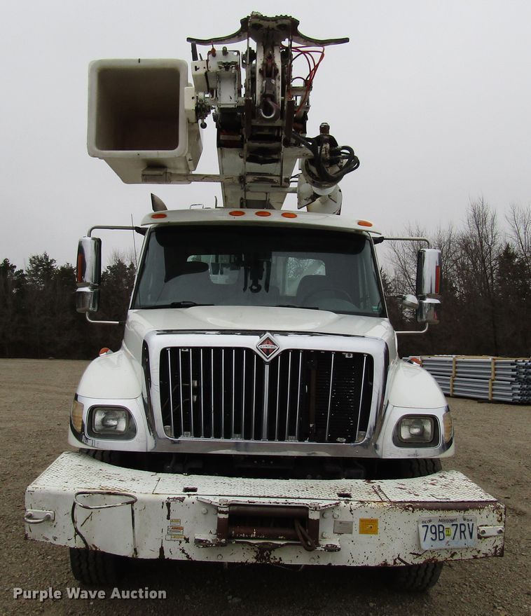 image for item DH8370 2006 International 7500 digger derrick truck