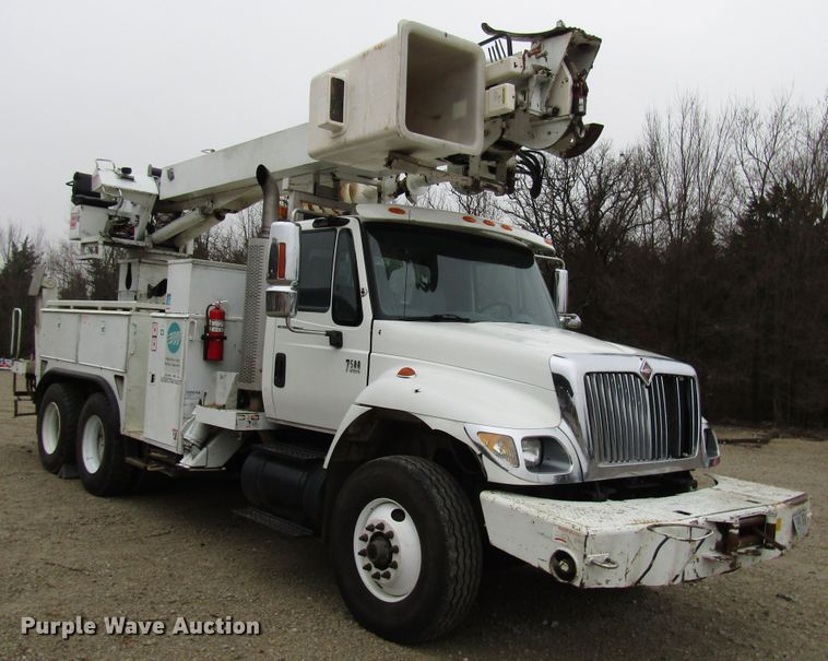 image for item DH8370 2006 International 7500 digger derrick truck
