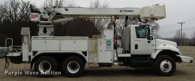 image for item DH8370 2006 International 7500 digger derrick truck