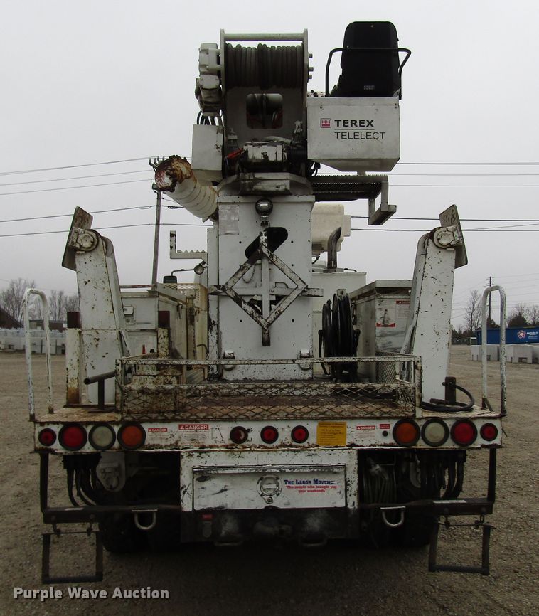 image for item DH8370 2006 International 7500 digger derrick truck