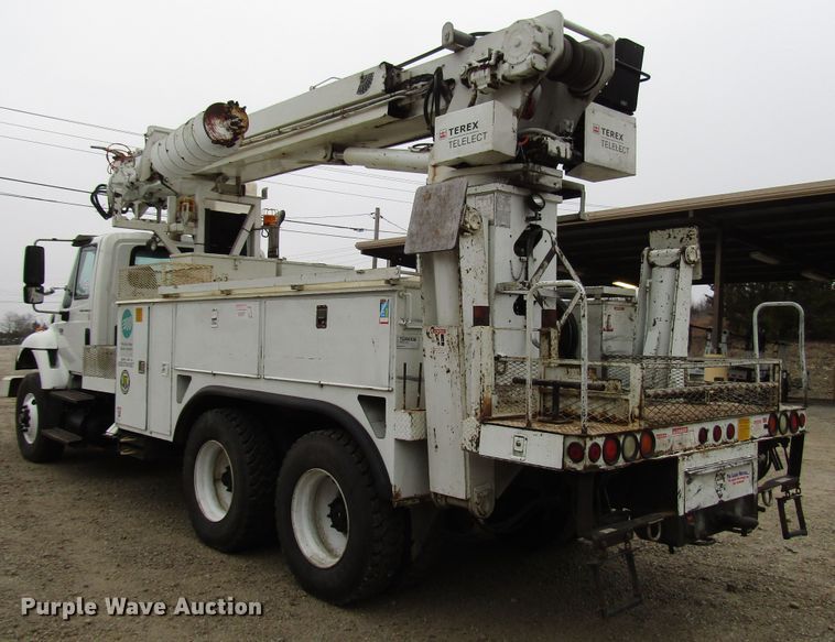 image for item DH8370 2006 International 7500 digger derrick truck