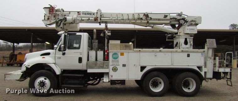 image for item DH8370 2006 International 7500 digger derrick truck