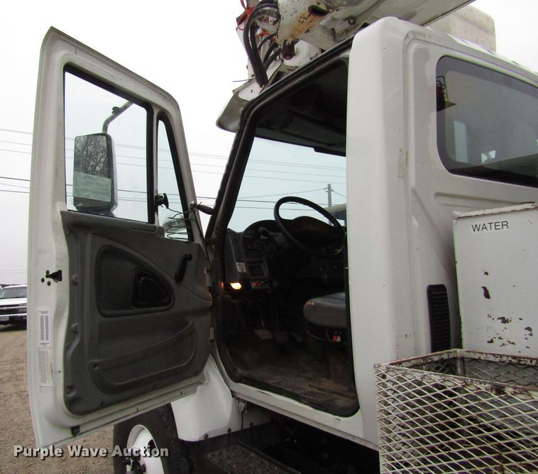 image for item DH8370 2006 International 7500 digger derrick truck