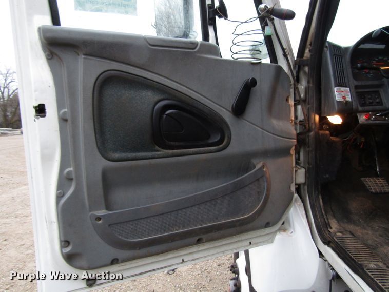 image for item DH8370 2006 International 7500 digger derrick truck