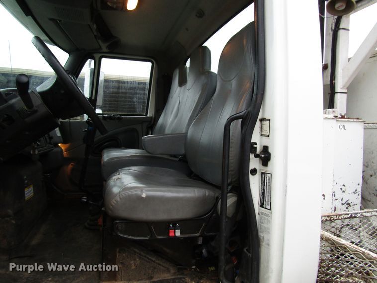 image for item DH8370 2006 International 7500 digger derrick truck