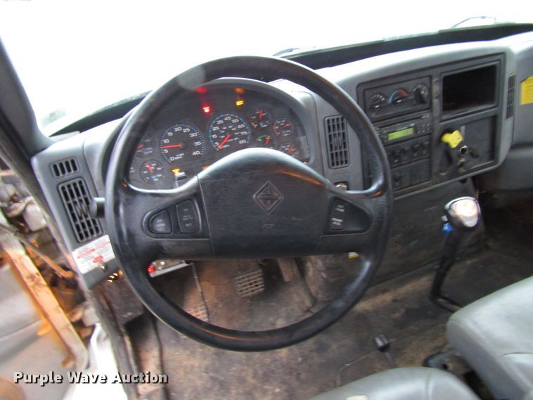 image for item DH8370 2006 International 7500 digger derrick truck