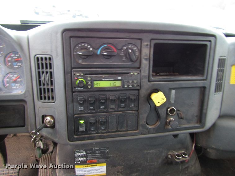 image for item DH8370 2006 International 7500 digger derrick truck