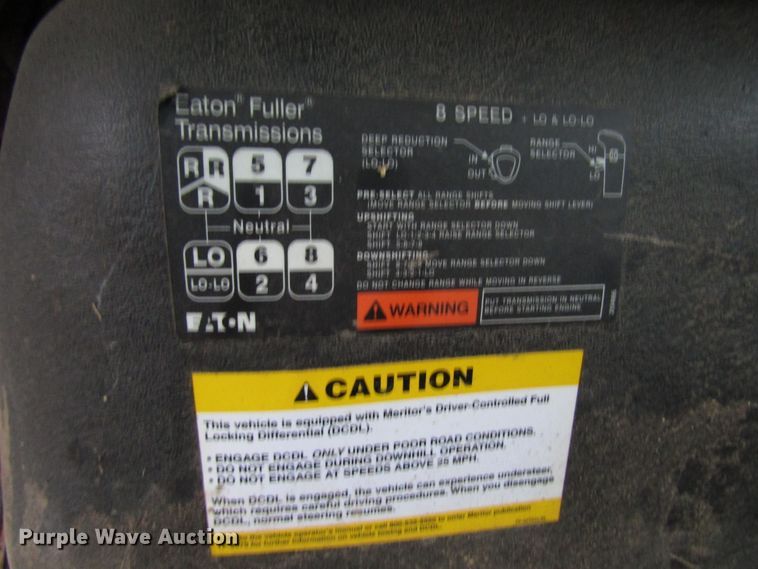 image for item DH8370 2006 International 7500 digger derrick truck