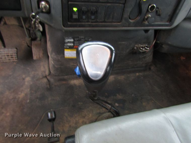 image for item DH8370 2006 International 7500 digger derrick truck