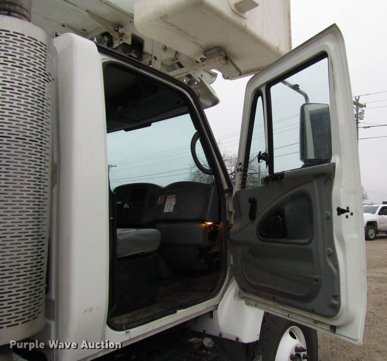 image for item DH8370 2006 International 7500 digger derrick truck