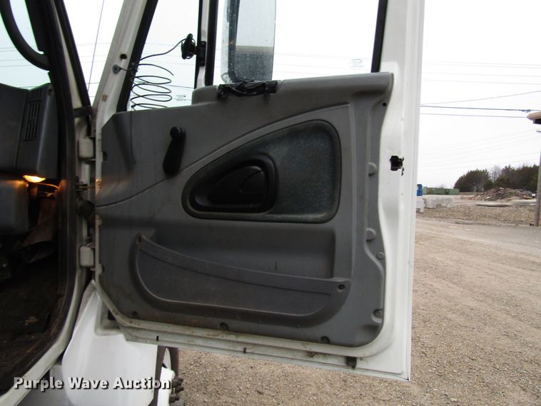 image for item DH8370 2006 International 7500 digger derrick truck