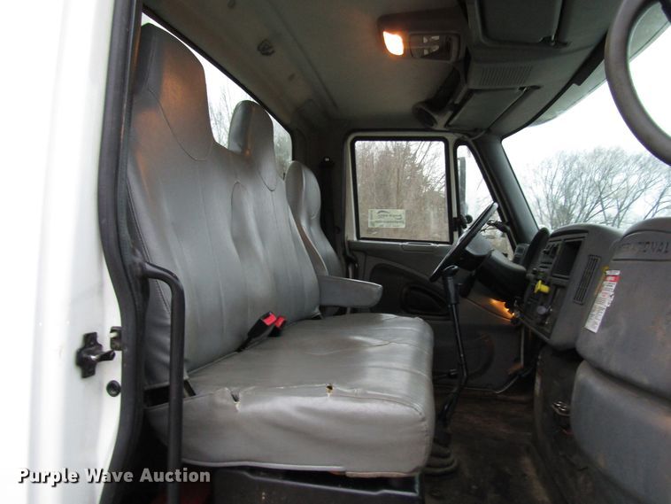 image for item DH8370 2006 International 7500 digger derrick truck