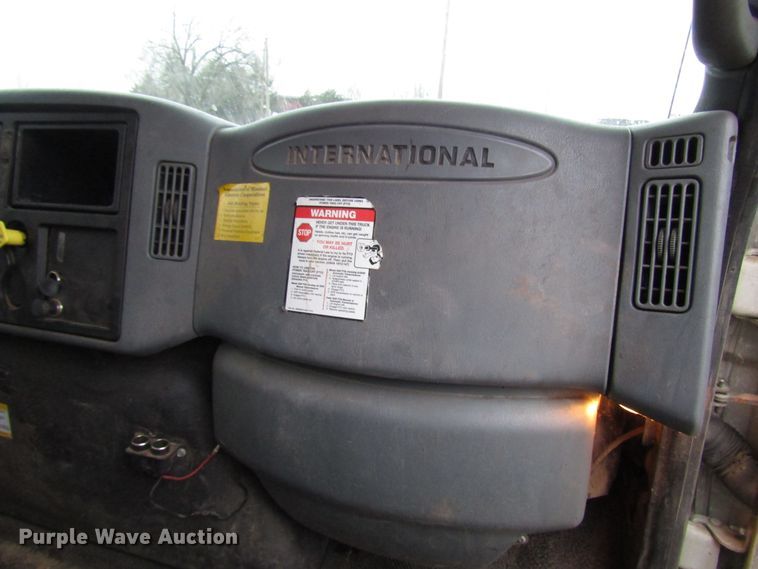 image for item DH8370 2006 International 7500 digger derrick truck