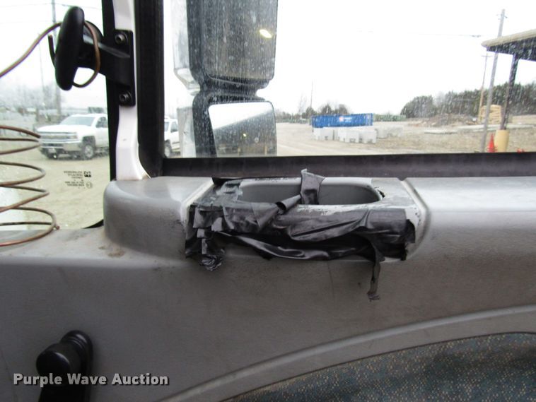 image for item DH8370 2006 International 7500 digger derrick truck