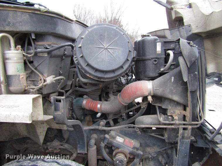 image for item DH8370 2006 International 7500 digger derrick truck