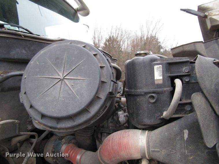 image for item DH8370 2006 International 7500 digger derrick truck