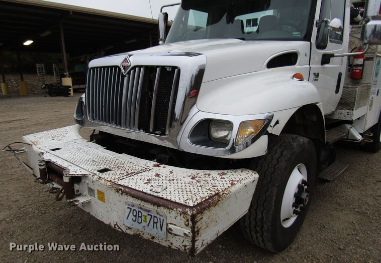 image for item DH8370 2006 International 7500 digger derrick truck