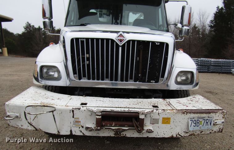 image for item DH8370 2006 International 7500 digger derrick truck