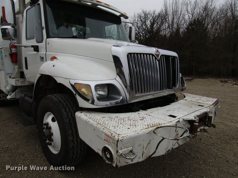 image for item DH8370 2006 International 7500 digger derrick truck