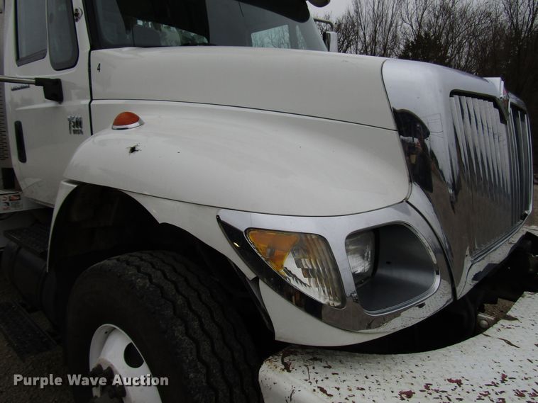 image for item DH8370 2006 International 7500 digger derrick truck