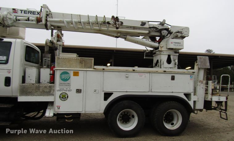 image for item DH8370 2006 International 7500 digger derrick truck