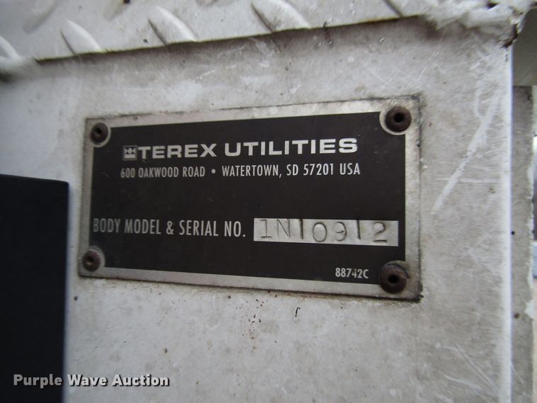 image for item DH8370 2006 International 7500 digger derrick truck