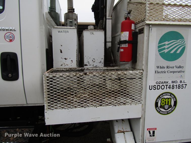 image for item DH8370 2006 International 7500 digger derrick truck