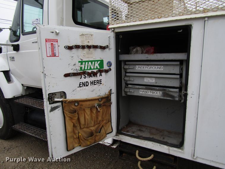 image for item DH8370 2006 International 7500 digger derrick truck