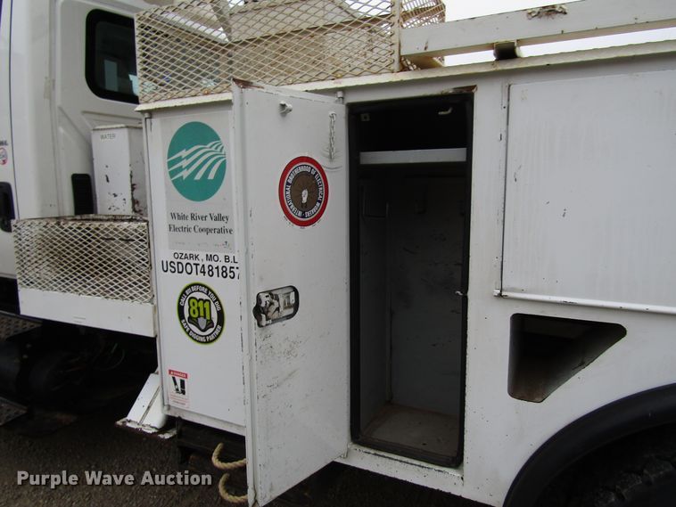 image for item DH8370 2006 International 7500 digger derrick truck