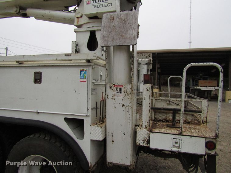 image for item DH8370 2006 International 7500 digger derrick truck