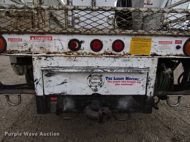 image for item DH8370 2006 International 7500 digger derrick truck