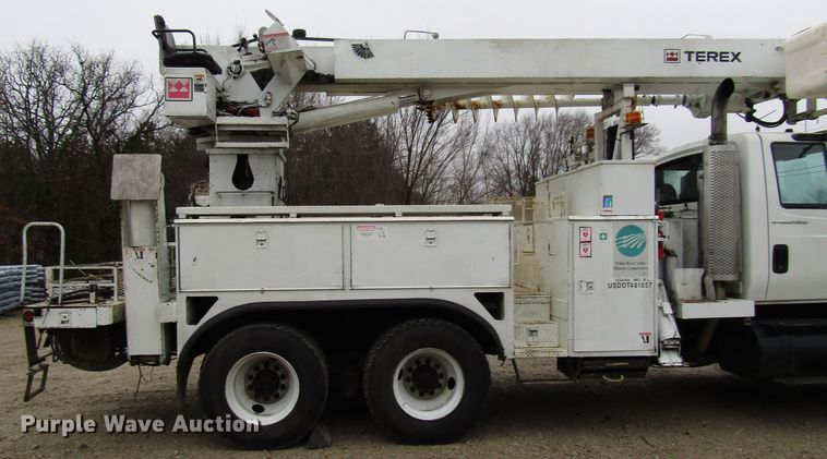 image for item DH8370 2006 International 7500 digger derrick truck