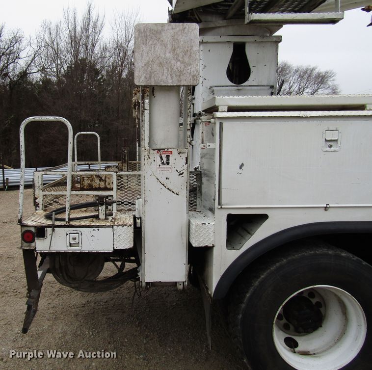 image for item DH8370 2006 International 7500 digger derrick truck