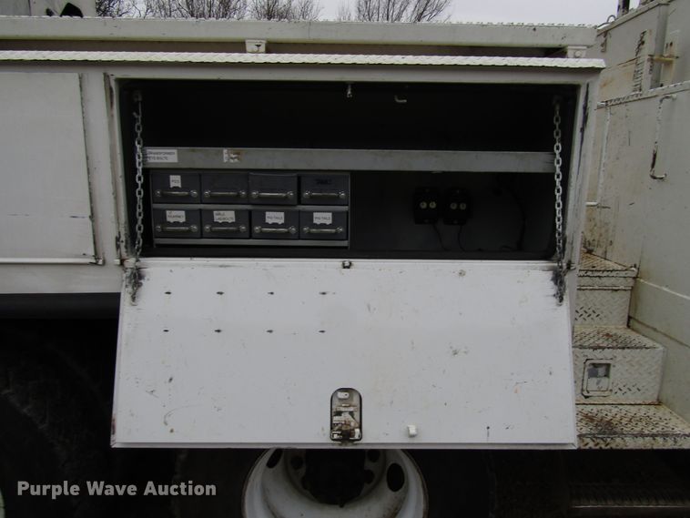 image for item DH8370 2006 International 7500 digger derrick truck