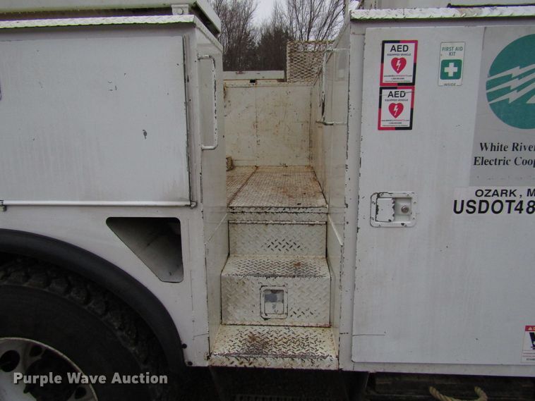 image for item DH8370 2006 International 7500 digger derrick truck