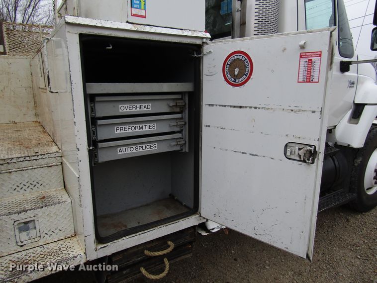 image for item DH8370 2006 International 7500 digger derrick truck