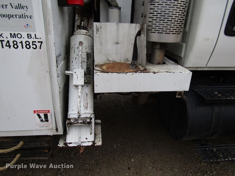 image for item DH8370 2006 International 7500 digger derrick truck