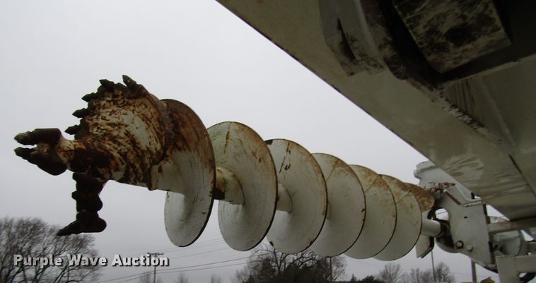 image for item DH8370 2006 International 7500 digger derrick truck