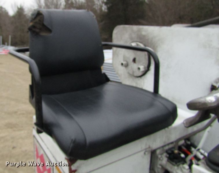 image for item DH8370 2006 International 7500 digger derrick truck