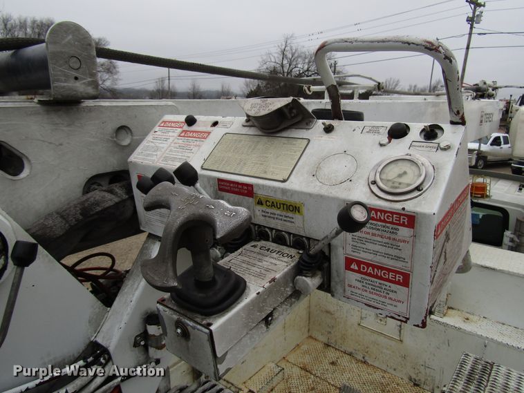 image for item DH8370 2006 International 7500 digger derrick truck