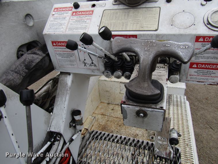 image for item DH8370 2006 International 7500 digger derrick truck