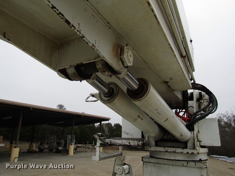 image for item DH8370 2006 International 7500 digger derrick truck