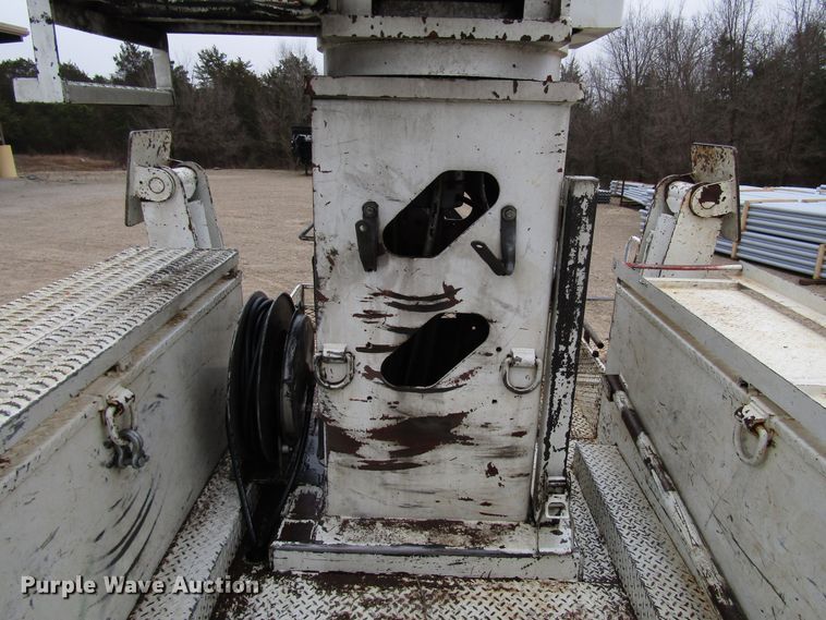 image for item DH8370 2006 International 7500 digger derrick truck