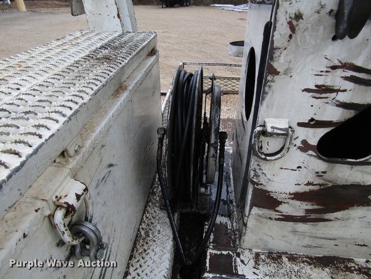 image for item DH8370 2006 International 7500 digger derrick truck