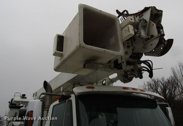 image for item DH8370 2006 International 7500 digger derrick truck