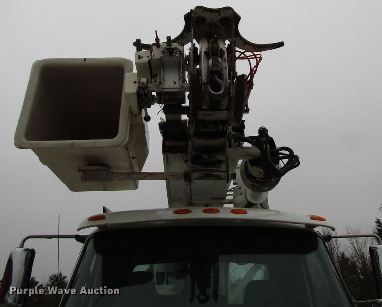 image for item DH8370 2006 International 7500 digger derrick truck